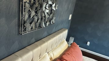 5 bedrooms, desk, iron/ironing board, travel crib
