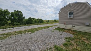 A gravel driveway leading to a single-story building with a small window and an air conditioning unit. - Quaint Cabin - 8 minutes from Ark Encounter!!
Country setting, near town!! (Dry Ridge)