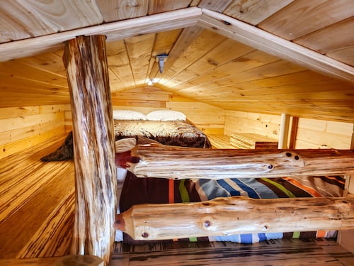 Quaint Cabin - 8 minutes from Ark Encounter!!
Country setting, near town!!