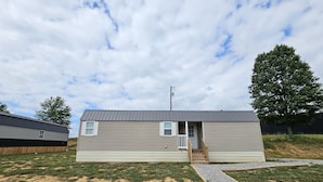 A small, single-story building with a flat roof and a front porch. - Quaint Cabin - 8 minutes from Ark Encounter!!
Country setting, near town!! (Dry Ridge)