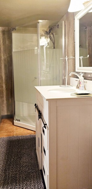 Shower, hair dryer, towels, soap - Quaint Cabin - 8 minutes from Ark Encounter!!
Country setting, near town!! (Dry Ridge)