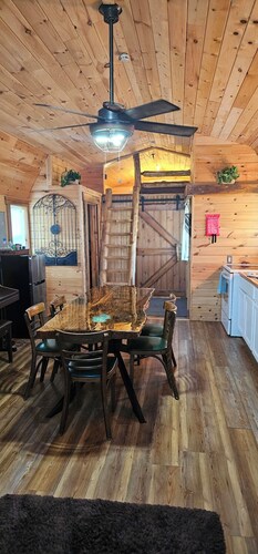 Quaint Cabin - 8 minutes from Ark Encounter!!
Country setting, near town!!