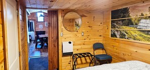 2 bedrooms, travel crib, free WiFi, bed sheets - Quaint Cabin - 8 minutes from Ark Encounter!!
Country setting, near town!! (Dry Ridge)