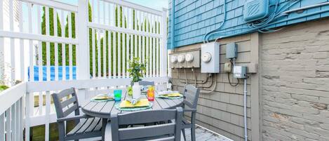 屋外ダイニングエリア