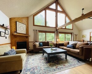 Téléviseur connecté, foyer, lecteur de DVD, table de ping-pong