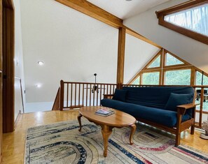 Téléviseur connecté, foyer, lecteur de DVD, table de ping-pong