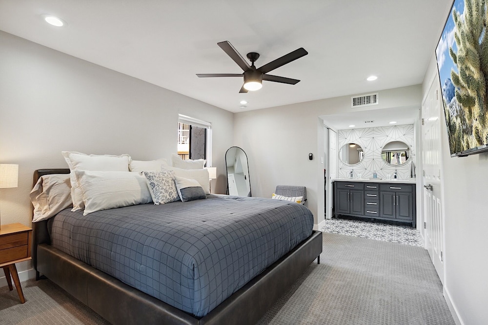 Sapphire at McCormick Ranch * Modern 2BR, 2BA Condo w/ Heated Pool, Spa