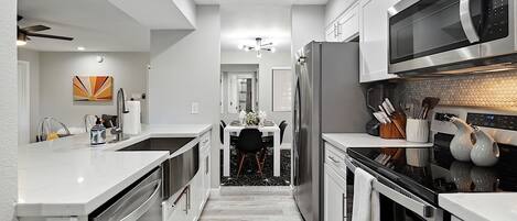 Refrigerador, microondas, horno y parrilla de estufa