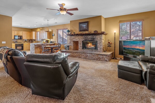 Een smart-tv en een open haard