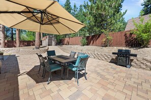 Outdoor dining - Chipmunk House - Walk to Lake & Village, Fire Pit, Deck (Big Bear Lake)