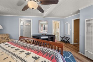 2 bedrooms, free WiFi, bed sheets - Chipmunk House - Walk to Lake & Village, Fire Pit, Deck (Big Bear Lake)