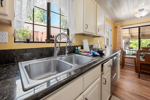 Chipmunk House - Walk to Lake & Village, Fire Pit, Deck