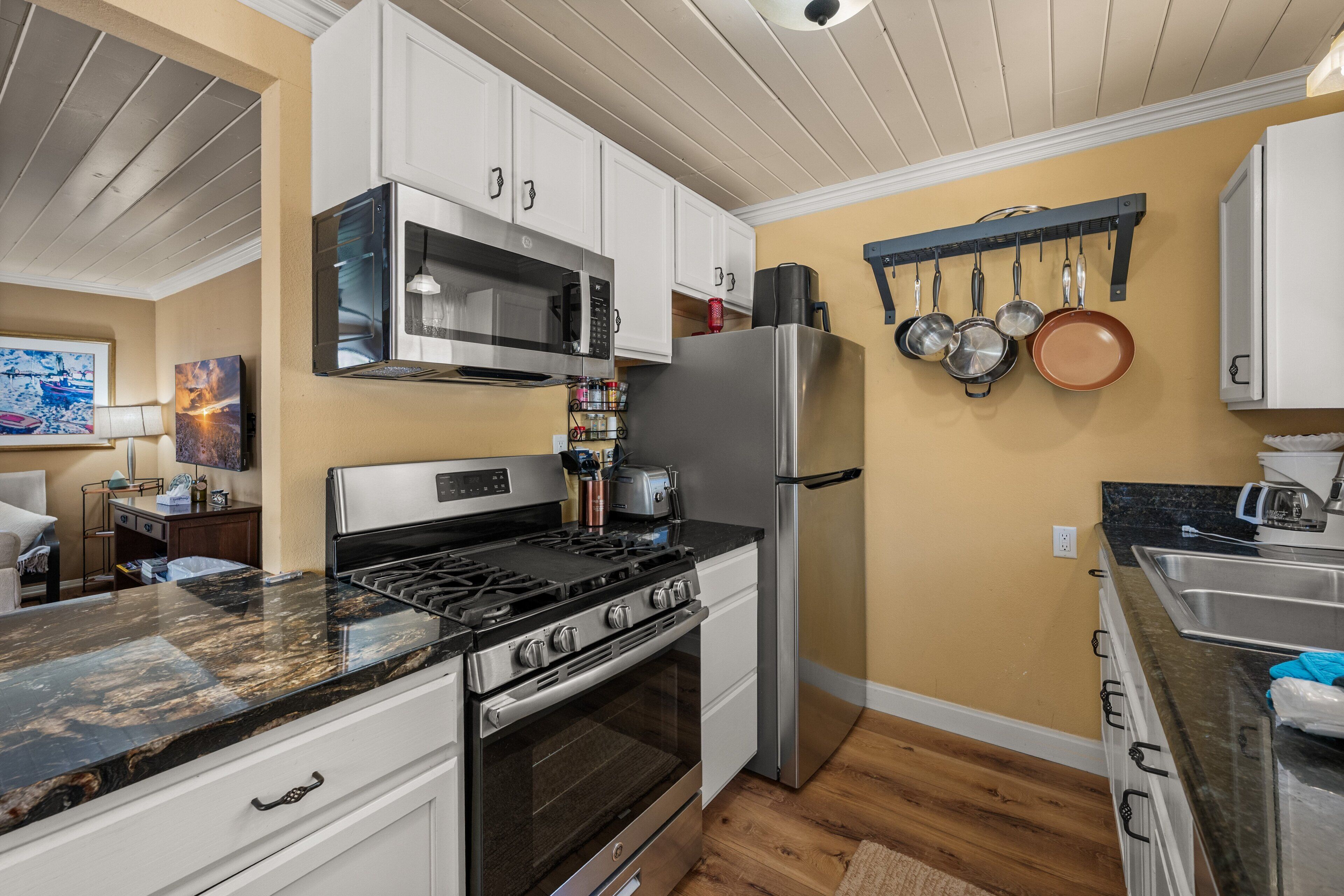 Coffee/tea maker, fridge, microwave, oven