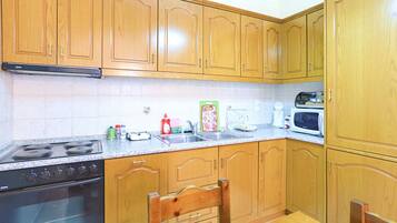 Frigorífico, microondas, horno y lavavajillas