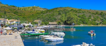 Theophilos 2: Amazing location, Bay views, A/C, WiFi, sleeps 4