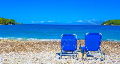 Renovated Cochelli Lower: Large pool, A/C, WiFi, Near beach, sleeps 4