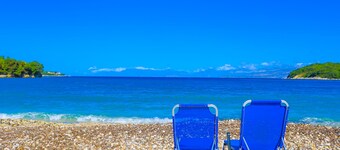 Revonated Cochelli Upper: Large pool, A/C, WiFi, Near beach, Views