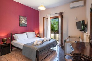 3 bedrooms, iron/ironing board, free WiFi, bed sheets - Jennys House: Family House with pool, sleeps 7, WiFi, A/C (Stroggili)