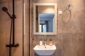 Combined shower/tub, hair dryer, towels