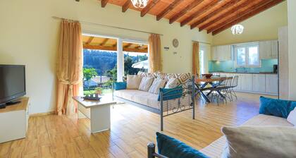 Green Family Villa: Eco friendly, pool, A/C, WiFi