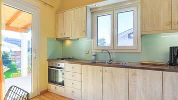 Geladeira, micro-ondas, fogão, lava-louças