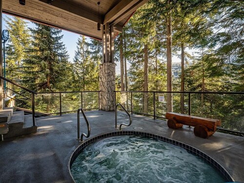 2BR+Loft | Modern & Spacious | Hot Tub & Sauna | Private Balcony | Fireplace