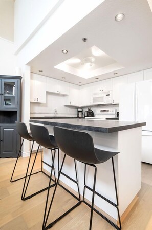 Réfrigérateur, four à micro-ondes, un four, surface de cuisson