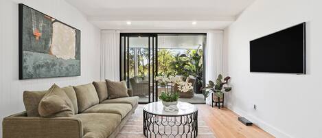 Smart TV, fireplace