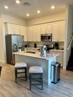 Fridge, microwave, oven, stovetop - 5 Bed Cottage Close to Disney (Four Corners)