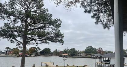 Quiet neighborhood with a beautiful lake view. No dock at this time