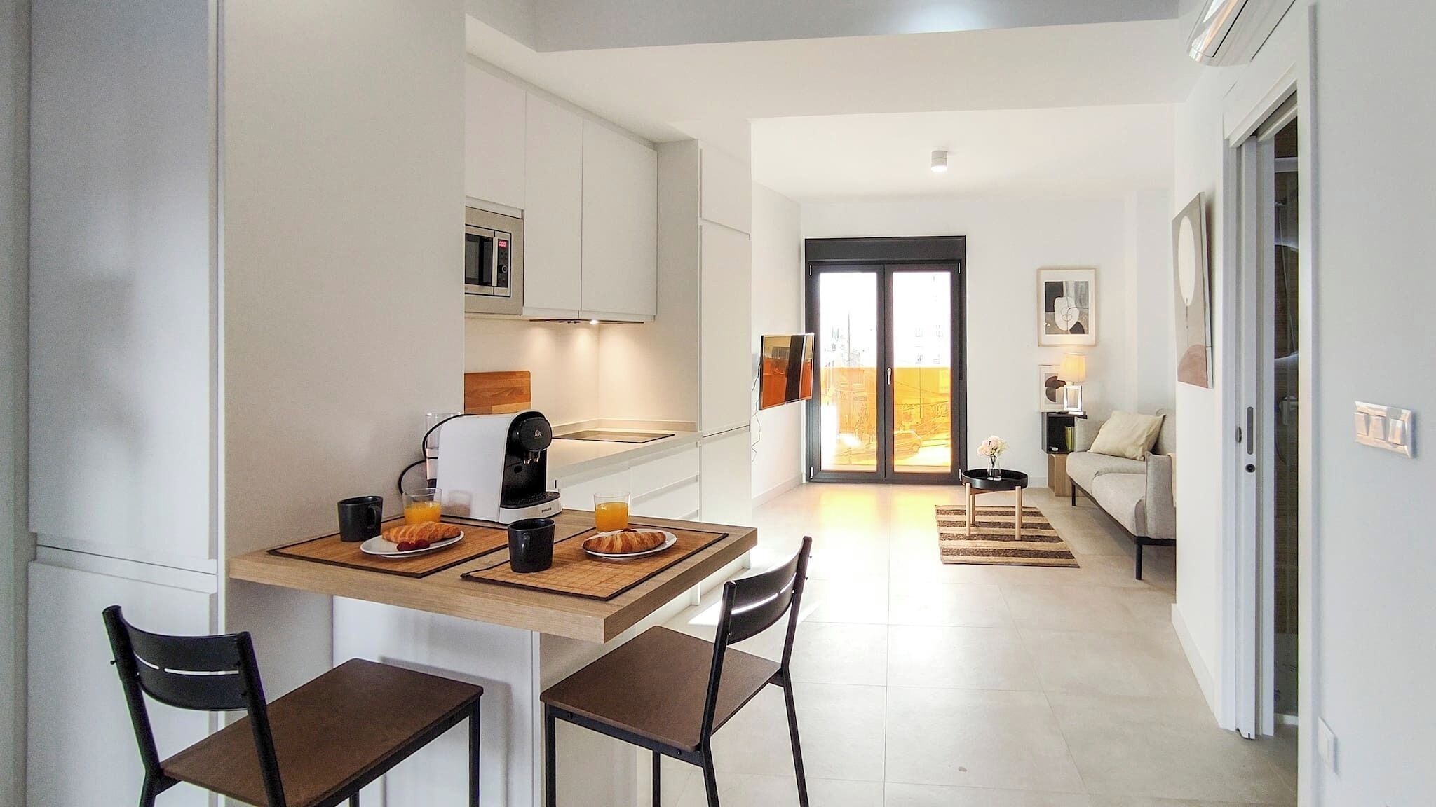 Jääkaappi, mikroaaltouuni, astianpesukone, kahvin-/teenkeitin