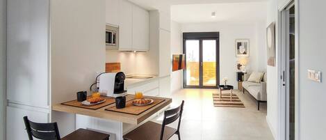 Frigorífic, microones, rentaplats i cafetera i tetera