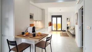 Køleskab, mikrobølgeovn, opvaskemaskine, kaffe-/temaskine