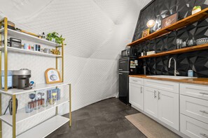 Kühlschrank, Mikrowelle, Herdplatte, Toaster