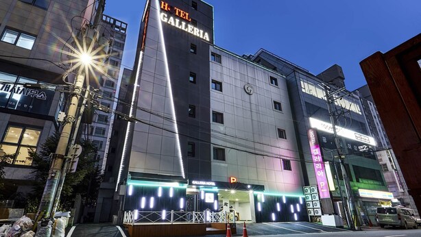 Un hôtel au design moderne, reconnaissable à son panneau « Galerie d’hôtel » bien visible.