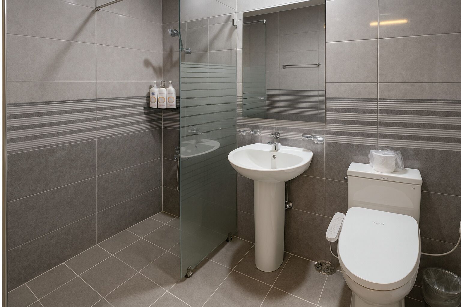 Deep-soaking bathtub, hair dryer, bathrobes, slippers