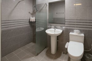 Vasca da bagno a immersione totale, asciugacapelli, accappatoio