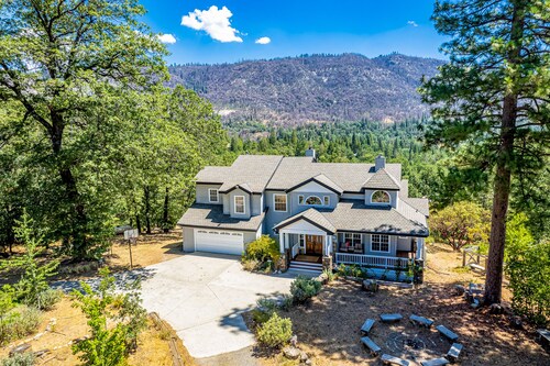 Exquisite mountain home, dog-friendly, fireplace, & washer/dryer