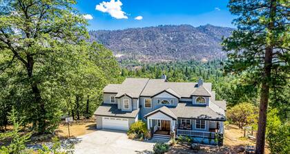 Exquisite mountain home, dog-friendly, fireplace, & washer/dryer