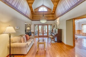 Een televisie, een open haard en boeken