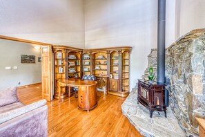 Lobby - Exquisite mountain home, dog-friendly, fireplace, & washer/dryer (North Fork)