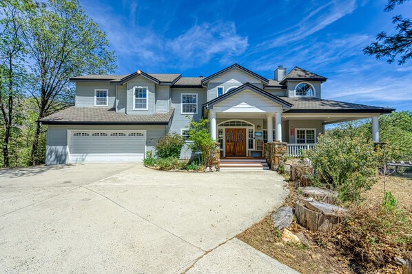 Exterior - Exquisite mountain home, dog-friendly, fireplace, & washer/dryer (North Fork)