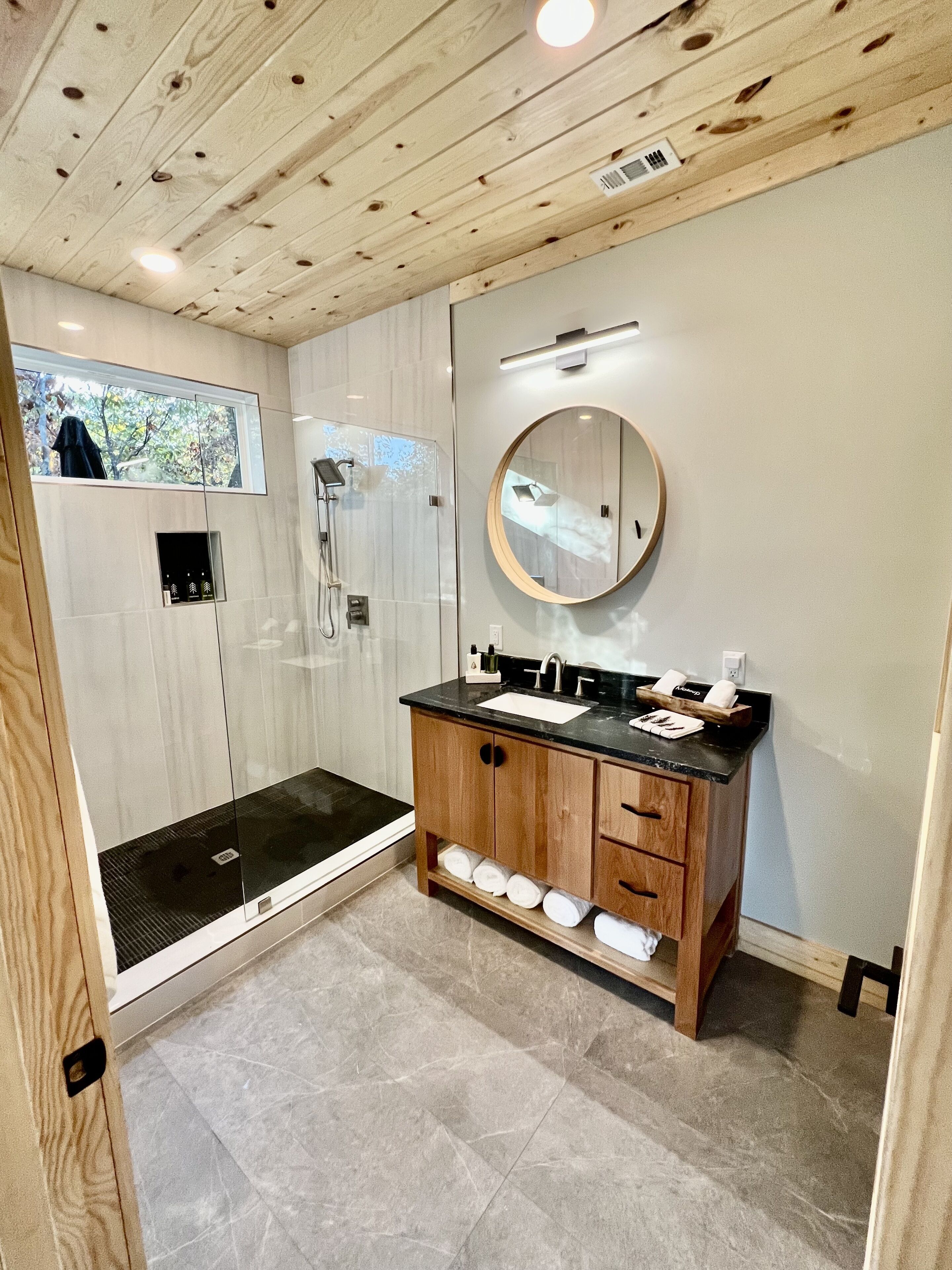 Badewanne, Haartrockner, Handtücher, Seife