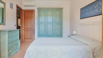 2 bedrooms, travel crib, bed sheets
