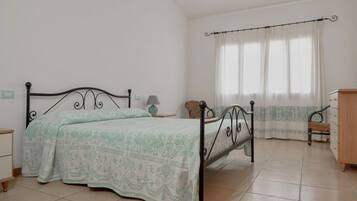 2 chambres, lit parapluie, draps fournis