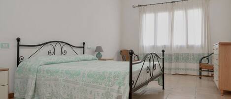 2 chambres, lit parapluie, draps fournis