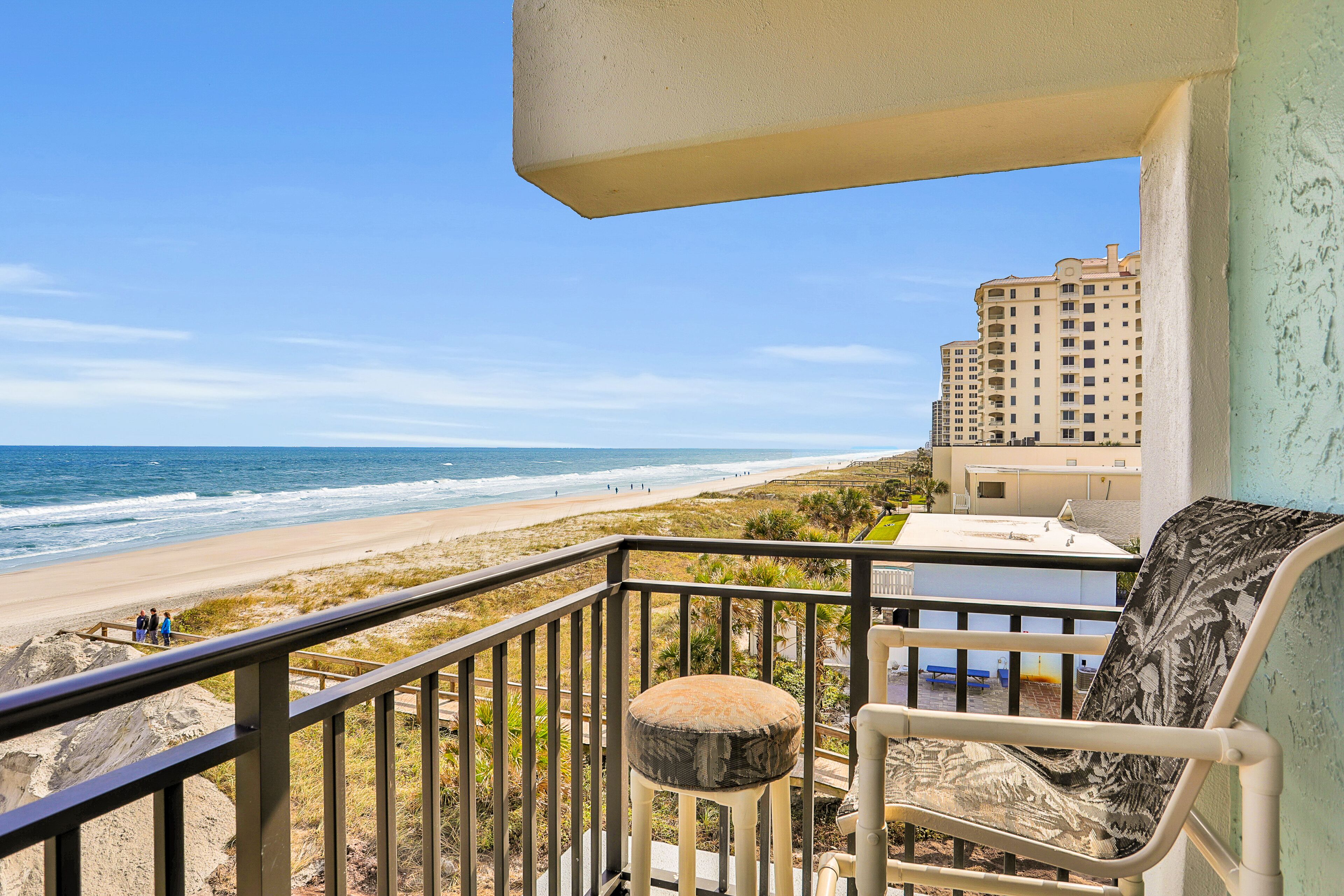 Oceanfront condo with pool, amazing view, balcony & beach access