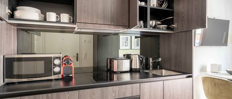 Réfrigérateur, micro-ondes, four, plaque de cuisson