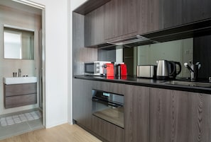 Réfrigérateur, micro-ondes, four, plaque de cuisson