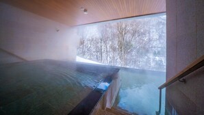 Un moderno spa con suelo de cristal que conduce a un espacio natural al aire libre.